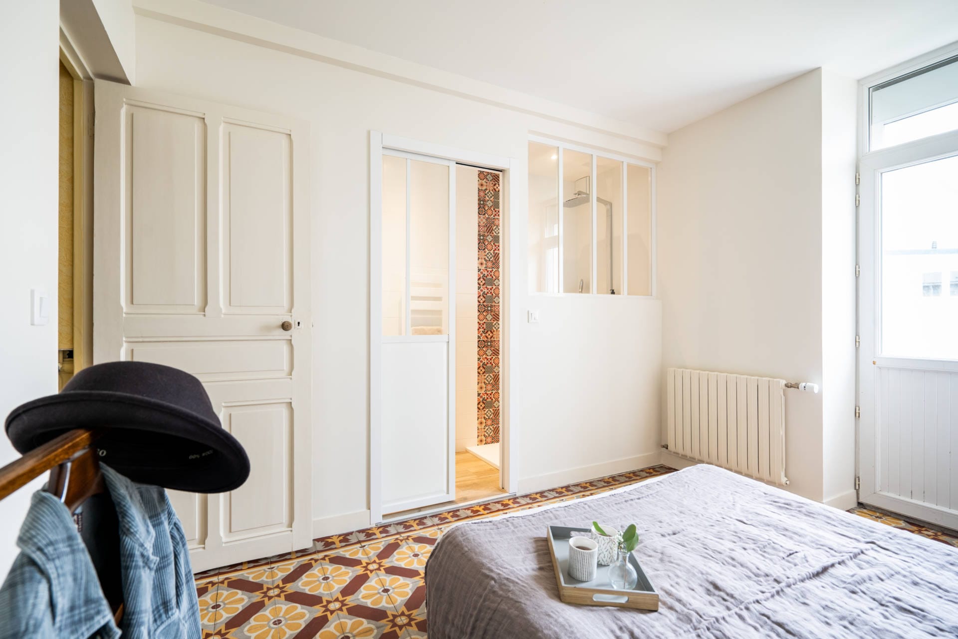 maison rénovée années 30 Concarneau avec carreaux de ciment d'origine création d'une salle d'eau avec séparation en verrière
