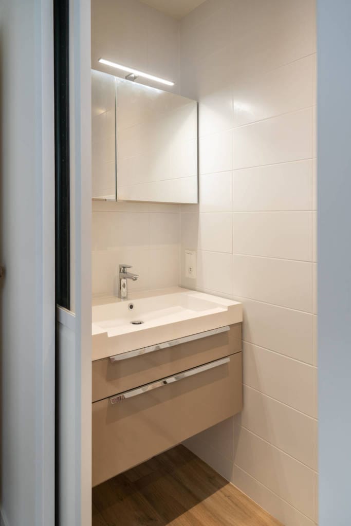maison rénovée années 30 Concarneau avec carreaux de ciment d'origine création d'une salle d'eau avec séparation en verrière