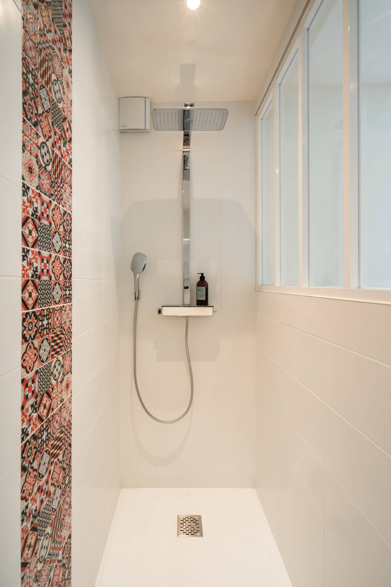 maison rénovée années 30 Concarneau avec carreaux de ciment d'origine création d'une salle d'eau avec séparation en verrière