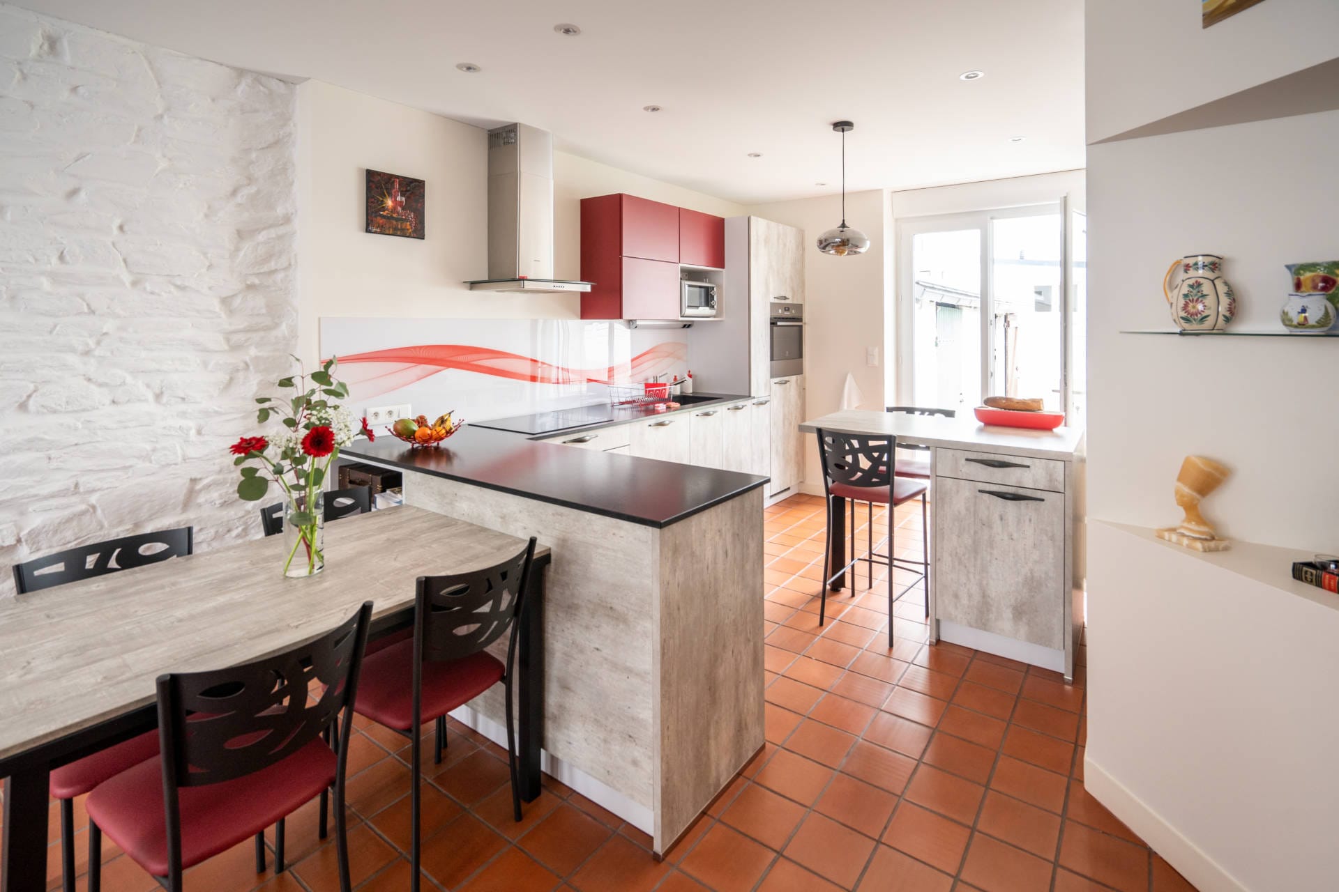 maison rénovée années 30 Concarneau avec carreaux de ciment d'origine création d'une cuisine avec ilot mur à la chaux