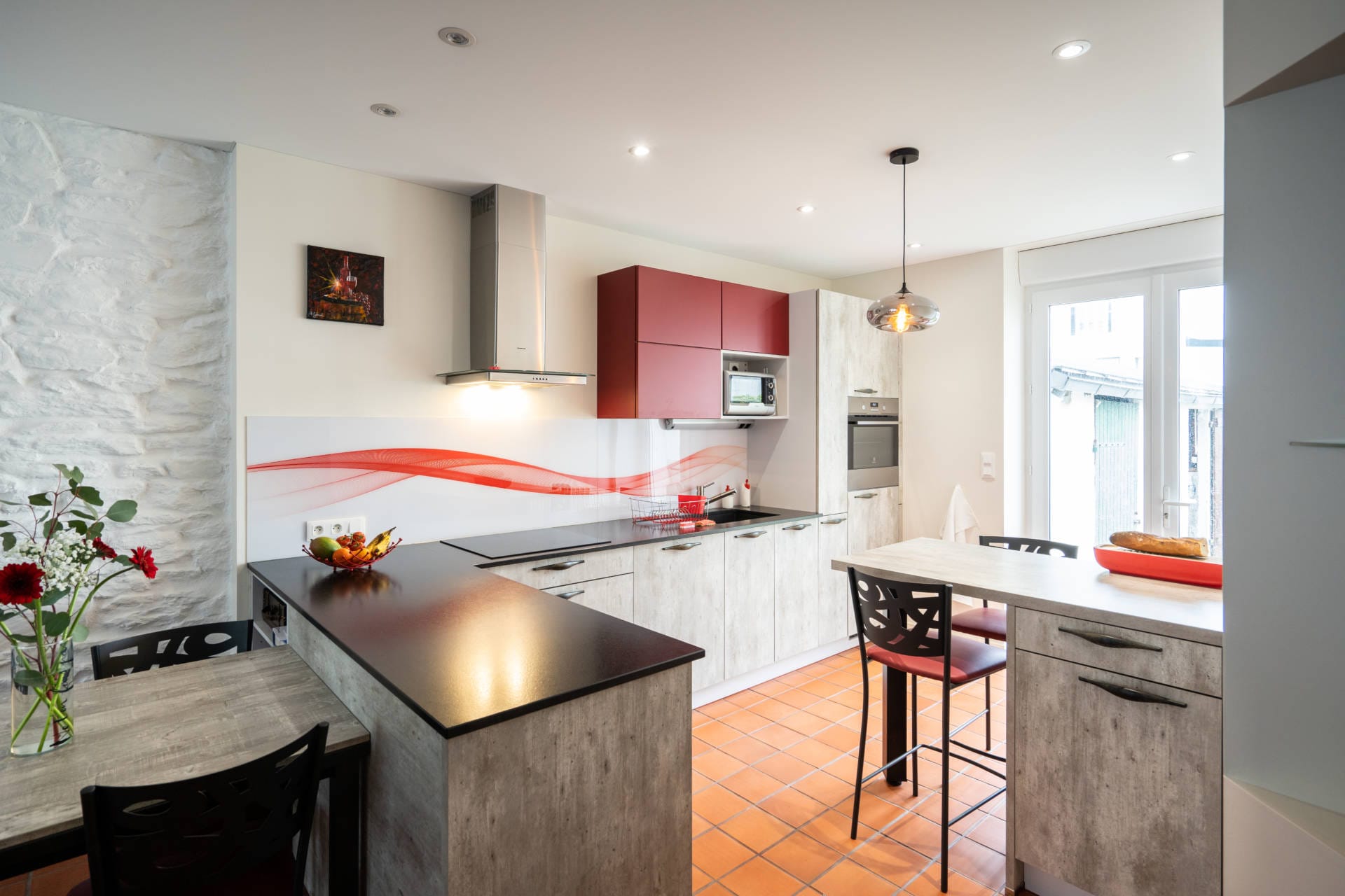 maison rénovée années 30 Concarneau avec carreaux de ciment d'origine création d'une cuisine avec ilot mur à la chaux