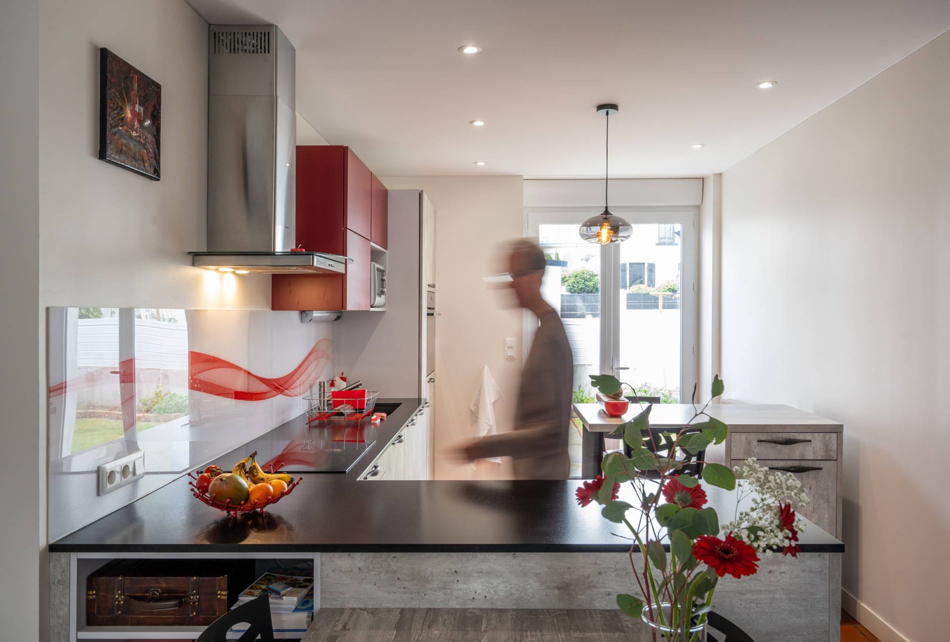 maison rénovée années 30 Concarneau avec carreaux de ciment d'origine création d'une cuisine avec ilot mur à la chaux