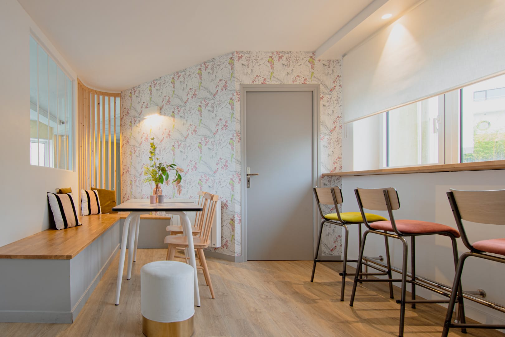 1 Résidence Jeunes de Bretagne Quimper - Espace de convivialité avec table banquette et bar de travail