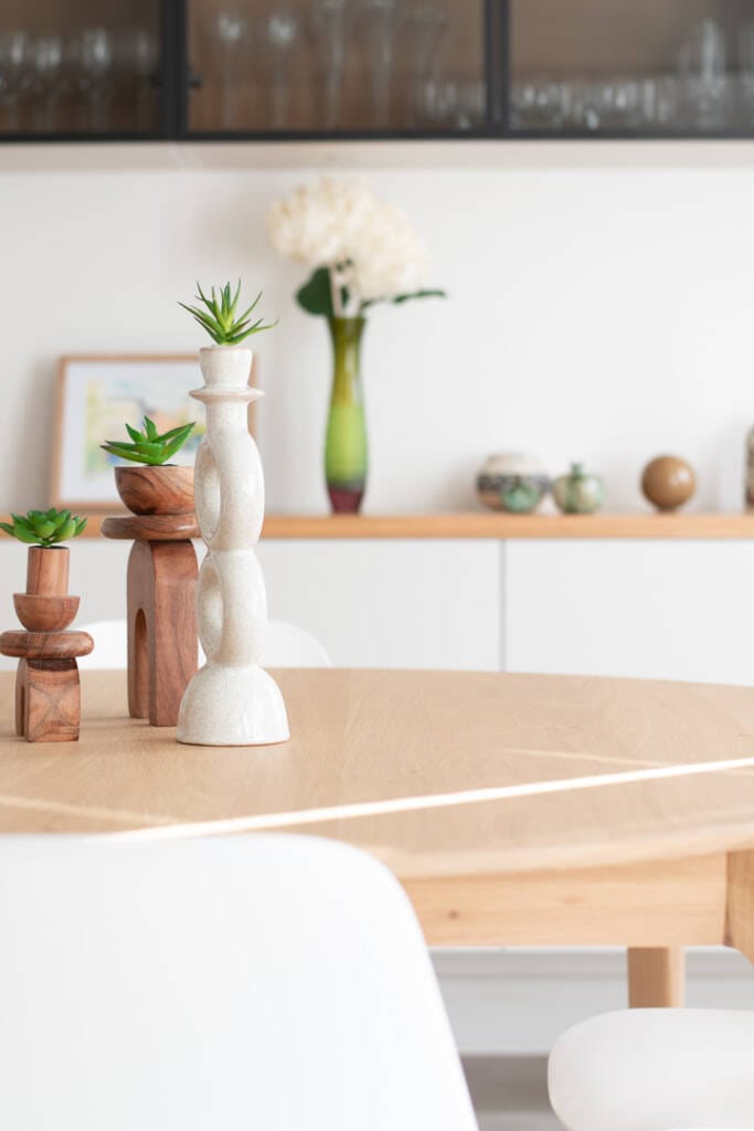 11 Rénovation Appartement Quimper - Bougeoirs en bois et céramique avec plantes vertes dans la salle à manger