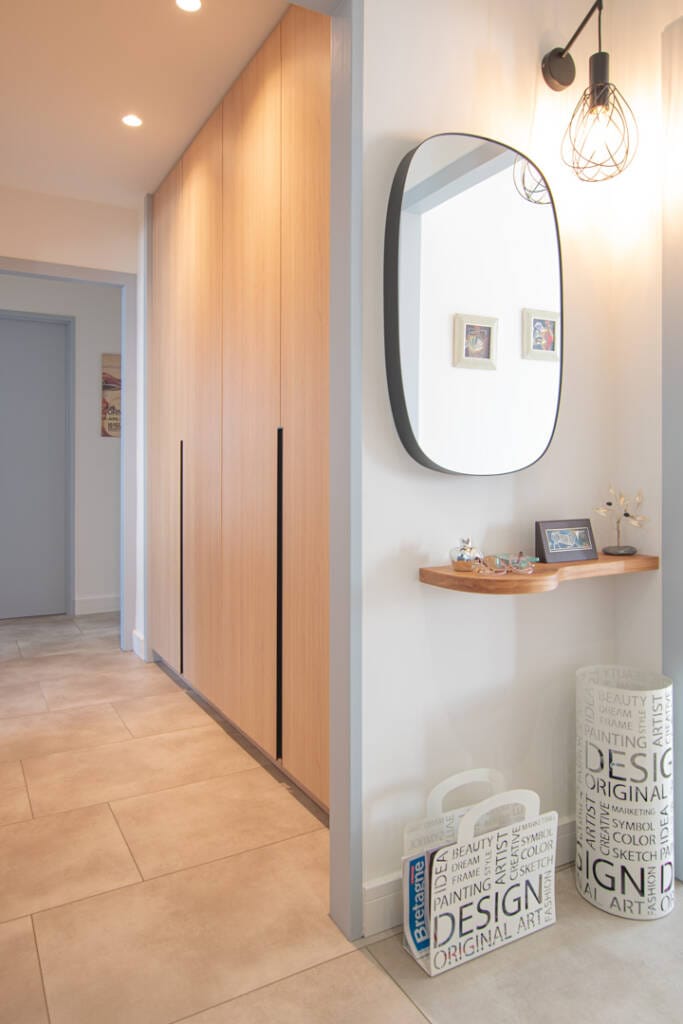 15 Rénovation Appartement Quimper - Couloir avec rangements intégrés et miroir décoratif
