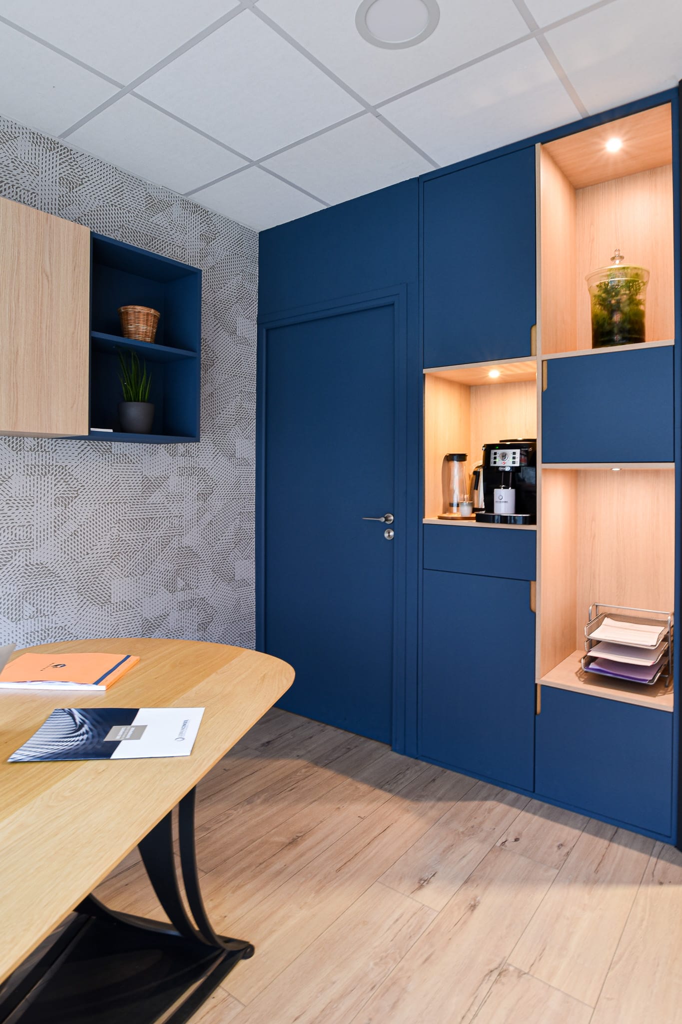 Détail sur l'aménagement sur mesure, bois clair et bleu roi, par l'Agence Bérénice Alandi, Architecte d'intérieur à Quimper 29