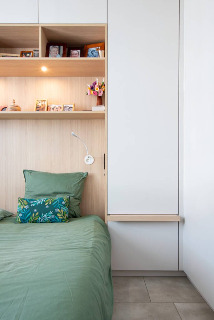 21 Rénovation Appartement Quimper - La chambre parentale avec lit encastré sous une arche de rangement