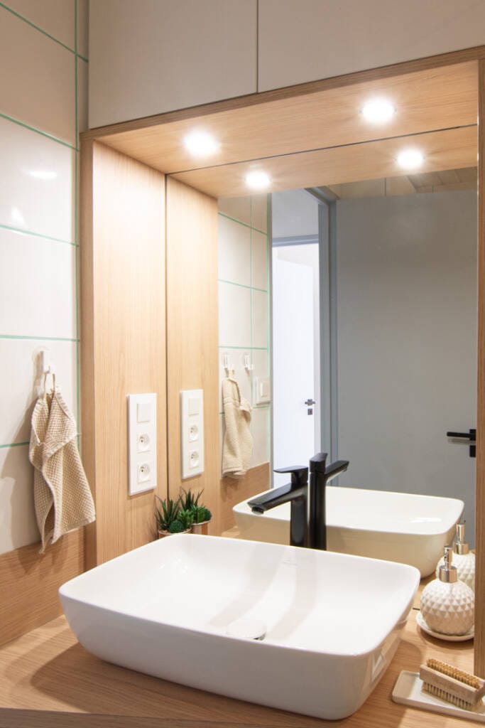 27 Rénovation Appartement Quimper - Détail sur le lavabo de salle de bain, bois clair et porcelaine blanche