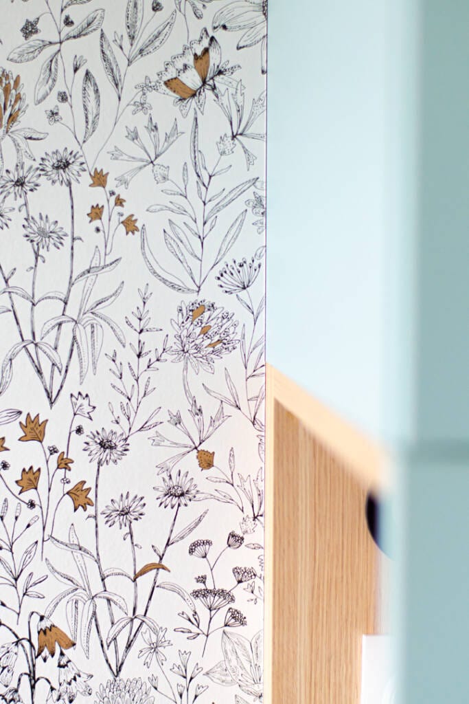 Détail sur le papier peint fleuri et l'étagère bois de La chambre parentale, par l'Agence Bérénice Alandi, Architecte d'intérieur en Finistère Sud 29