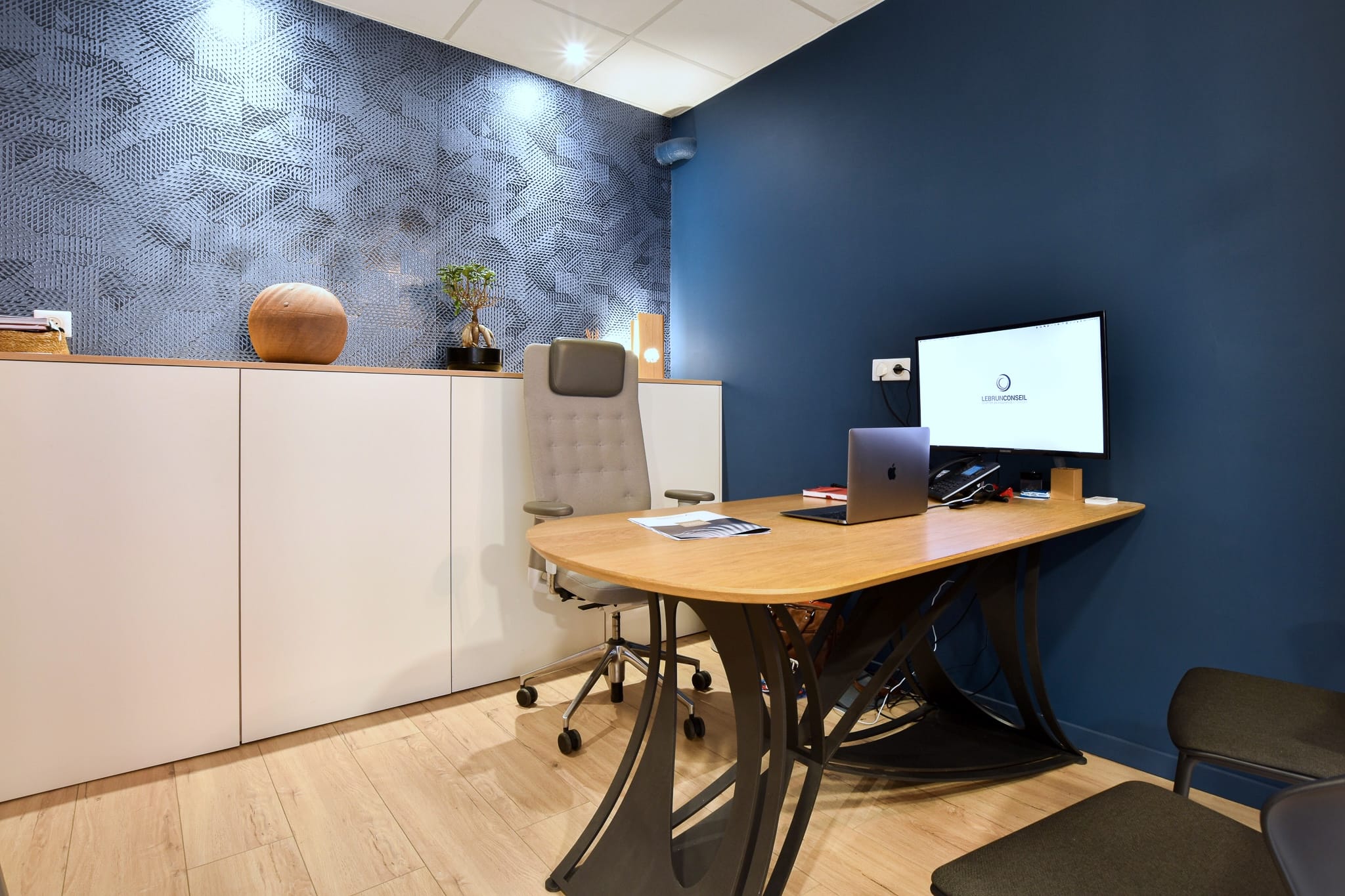 Bureau de direction, bois clair, mur Bleu pétrole, par l'Agence Bérénice Alandi, Architecte d'intérieur à Quimper 29