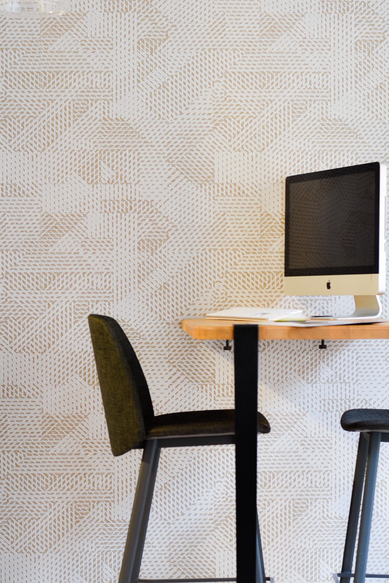 Détail du papier peint graphique, par l'Agence Bérénice Alandi, Architecte d'intérieur à Quimper 29