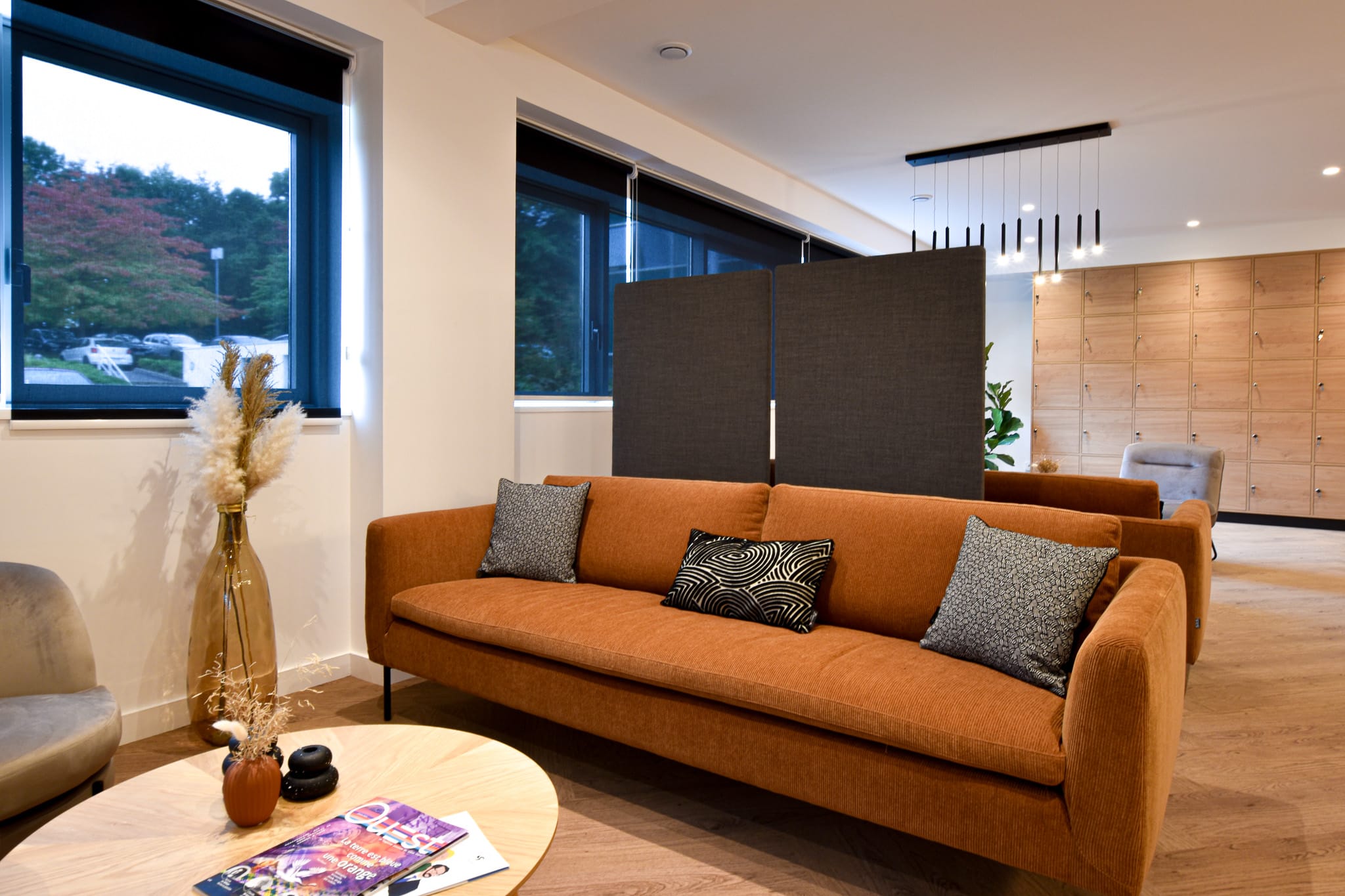 8 Rénovation Club d'Affaires SICB Quimper - Un petit salon avec son canapé velours cotelé ton rouille