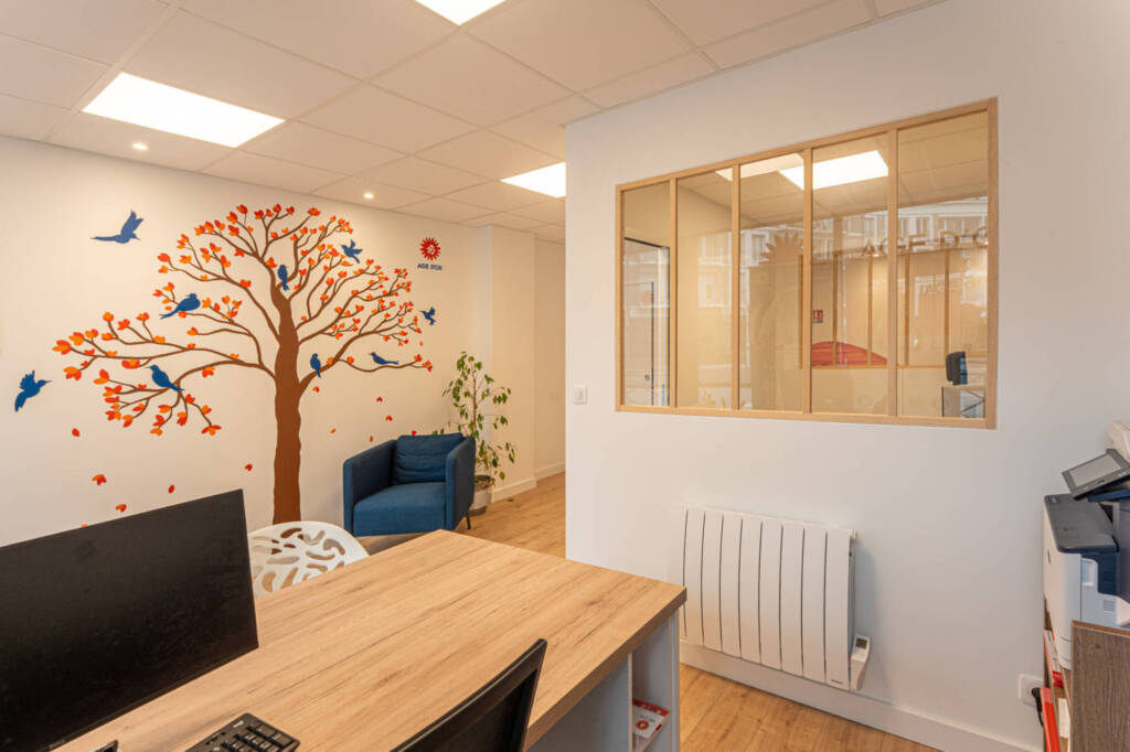 Fresque ambiance bois à l'accueil et verrières pour lumière naturelle, par l'Agence Bérénice Alandi, Architecte d'intérieur en Finistère Sud 29